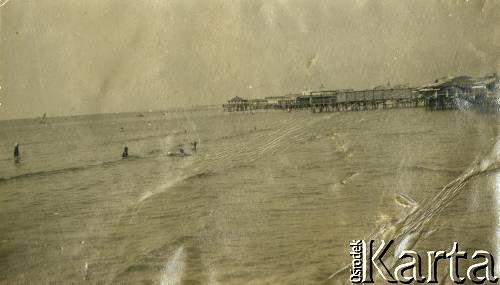 Lata 20., Włochy.
Plaża nam morzem. W głębi widoczne molo.
Fot. NN, kolekcja Larysy Zajączkowskiej-Mitznerowej, zbiory Ośrodka KARTA