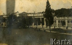 Lata 20., Włochy.
Budynek pałacowy w parku.
Fot. NN, kolekcja Larysy Zajączkowskiej-Mitznerowej, zbiory Ośrodka KARTA