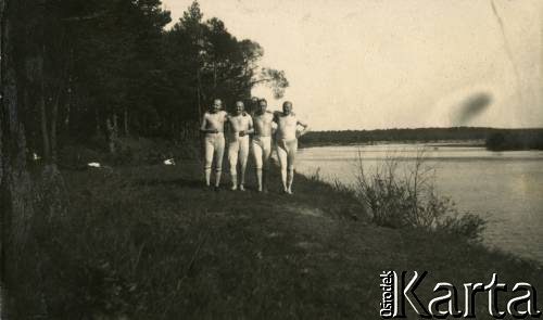 Lata 20., Rzeczpospolita Polska.
Mężczyźni nad rzeką. 1. z prawej Eugen Schicht, 2. Piotr Zajączkowski.
Fot. NN, kolekcja Larysy Zajączkowskiej-Mitznerowej, zbiory Ośrodka KARTA