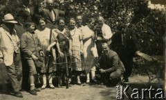 Lata 20., Rzeczpospolita Polska.
Krewni i przyjaciele rodziny Zajączkowskich. 2. z prawej Eugen Schicht, 4. Piotr Zajączkowski (ojciec Larysy). 
Fot. NN, kolekcja Larysy Zajączkowskiej-Mitznerowej, zbiory Ośrodka KARTA