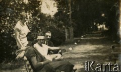 Lata 20., Rzeczpospolita Polska.
Krewni i przyjaciele rodziny Zajączkowskich w parku.
Fot. NN, kolekcja Larysy Zajączkowskiej-Mitznerowej, zbiory Ośrodka KARTA

