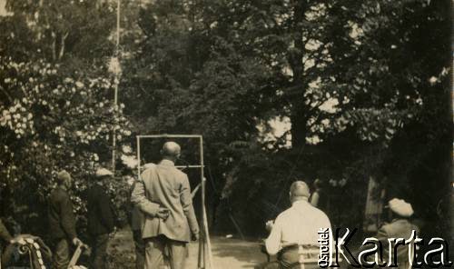 Lata 20., Rzeczpospolita Polska.
Krewni i przyjaciele rodziny Zajączkowskich w ogrodzie.
Fot. NN, kolekcja Larysy Zajączkowskiej-Mitznerowej, zbiory Ośrodka KARTA