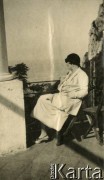 Lata 20., Włochy.
Elżbieta Zajączkowska (matka Larysy) na tarasie ogląda widoki.
Fot. NN, kolekcja Larysy Zajączkowskiej-Mitznerowej, zbiory Ośrodka KARTA
