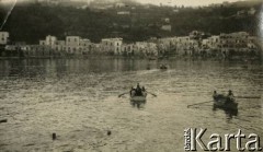 Lata 20., Włochy.
Grupa osób płynie łódkami w stronę budynków stojących nad brzegiem morza. 
Fot. NN, kolekcja Larysy Zajączkowskiej-Mitznerowej, zbiory Ośrodka KARTA