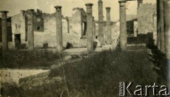 Lata 20., Pompeje, Kampania, Włochy.
Ruiny miasta zniszczonego w czasach Cesarstwa Rzymskiego przez erupcję wulkanu Wezuwiusz.
Fot. NN, kolekcja Larysy Zajączkowskiej-Mitznerowej, zbiory Ośrodka KARTA