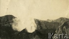 Lata 20., Pompeje, Kampania, Włochy.
Buchająca para ze stożka wulkanu Wezuwiusz.
Fot. NN, kolekcja Larysy Zajączkowskiej-Mitznerowej, zbiory Ośrodka KARTA