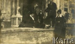 Lata 20., Rzeczpospolita Polska.
Przyjaciele rodziny Zajączkowskich przed pałacem. 2. z lewej Eugen Schicht.
Fot. NN, kolekcja Larysy Zajączkowskiej-Mitznerowej, zbiory Ośrodka KARTA