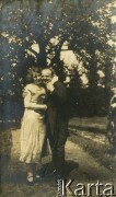 Lata 20., Rzeczpospolita Polska.
Przyjaciele rodziny Zajączkowskich w ogrodzie.
Fot. NN, kolekcja Larysy Zajączkowskiej-Mitznerowej, zbiory Ośrodka KARTA