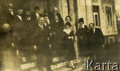Lata 20., Rzeczpospolita Polska.
Przyjaciele rodziny Zajączkowskich na schodach przed wejściem do pałacu. Z przodu stoi Eugen Schicht.
Fot. NN, kolekcja Larysy Zajączkowskiej-Mitznerowej, zbiory Ośrodka KARTA