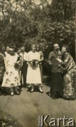 Lata 20., Rzeczpospolita Polska.
Grupa osób w parku. 1. z prawej Elżbieta Zajączkowska (matka Larysy).
Fot. NN, kolekcja Larysy Zajączkowskiej-Mitznerowej, zbiory Ośrodka KARTA