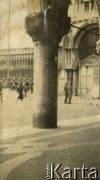 1926, Wenecja, Włochy.
Wejście do Bazyliki św. Marka od strony Piazzetty di Marco i Pałacu Dożów. W głębi widoczny budynek Prokuracji otaczający Plac św. Marka.
Fot. NN, kolekcja Larysy Zajączkowskiej-Mitznerowej, zbiory Ośrodka KARTA
