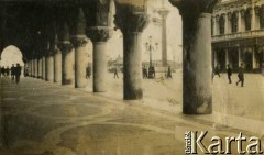 1926, Wenecja, Włochy.
Arkady Pałacu Dożów. Widok na Piazzetta San Marco i renesansowy budynek Libreria Sansoviniana (po lewej stronie). W oddali kolumna z posągiem św. Teodora.
Fot. NN, kolekcja Larysy Zajączkowskiej-Mitznerowej, zbiory Ośrodka KARTA