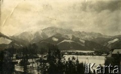 Lata 20., Rzeczpospolita Polska.
Górska wieś. W tle widoczne góry.
Fot. NN, kolekcja Larysy Zajączkowskiej-Mitznerowej, zbiory Ośrodka KARTA
