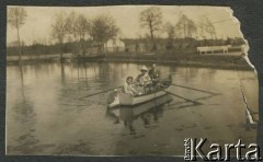 Lata 20., Rzeczpospolita Polska.
Larysa Zajączkowska (1. z lewej) z ojcem Piotrem (1. z prawej) pływa łódką po stawie.
Fot. NN, kolekcja Larysy Zajączkowskiej-Mitznerowej, zbiory Ośrodka KARTA