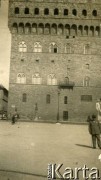 Lata 20., Florencja, Włochy.
Przyjaciel rodziny Zajączkowskich pozuje do zdjęcia na tle Starego Pałacu (Palazzo Vecchio), dawnej siedziby florenckiej rady miejskiej przy Piazza della Signoria.
Fot. NN, kolekcja Larysy Zajączkowskiej-Mitznerowej, zbiory Ośrodka KARTA