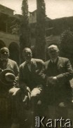 Lata 20., Włochy.
Ojciec Larysy Zajączkowskiej, Piotr (w środku) z przyjaciółmi podczas wycieczki.
Fot. NN, kolekcja Larysy Zajączkowskiej-Mitznerowej, zbiory Ośrodka KARTA