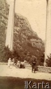 Lata 20., Szwajcaria lub Włochy.
Widok na kolumny wiaduktu kolejowego w Alpach. 
Fot. NN, kolekcja Larysy Zajączkowskiej-Mitznerowej, zbiory Ośrodka KARTA