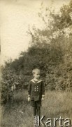 Lata 20., Rzeczpospolita Polska.
Kuzyn Larysy Zajączkowskiej Włodzimierz Kamieński na spacerze.
Fot. NN, kolekcja Larysy Zajączkowskiej-Mitznerowej, zbiory Ośrodka KARTA