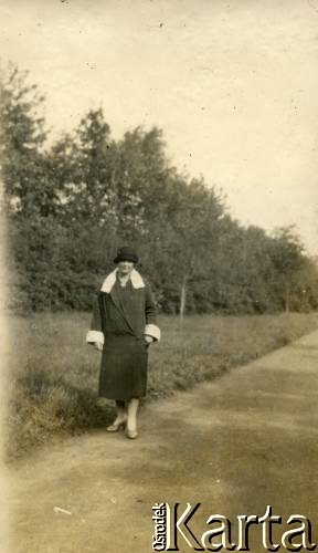 Lata 20., Rzeczpospolita Polska.
Elżbieta Zajączkowska (matka Larysy) na spacerze.
Fot. NN, kolekcja Larysy Zajączkowskiej-Mitznerowej, zbiory Ośrodka KARTA


