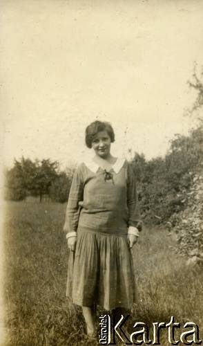 Lata 20., Rzeczpospolita Polska.
Agata Kamieńska z domu Michelson (ciotka Elżbiety, matki Larysy Zajączkowskiej)  na spacerze.
Fot. NN, kolekcja Larysy Zajączkowskiej-Mitznerowej, zbiory Ośrodka KARTA


