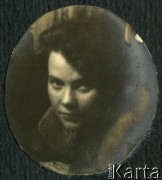 Lata 20., Rzeczpospolita Polska.
Portret Elżbiety Zajączkowskiej, matki Larysy.
Fot. NN, kolekcja Larysy Zajączkowskiej-Mitznerowej, zbiory Ośrodka KARTA