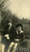 Lata 20., Rzeczpospolita Polska.
Prawdopodobnie Agata Kamieńska z domu Michelson (ciotka Elżbiety, matki Larysy Zajączkowskiej) z 
synem Włodzimierzem na ławce.
Fot. NN, kolekcja Larysy Zajączkowskiej-Mitznerowej, zbiory Ośrodka KARTA