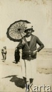 Lata 20., Pomorze, Rzeczpospolita Polska.
Przyjaciel rodziny Zajączkowskich przebrany w kobiece ubrania na plaży.
Fot. NN, kolekcja Larysy Zajączkowskiej-Mitznerowej, zbiory Ośrodka KARTA