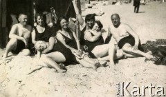 Lata 20., Pomorze, Rzeczpospolita Polska.
Grupa osób na plaży. 1. z prawej Eugen Schicht, 2. Elżbieta Zajączkowska (matka Larysy).
Fot. NN, kolekcja Larysy Zajączkowskiej-Mitznerowej, zbiory Ośrodka KARTA