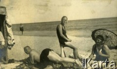 Lata 20., Pomorze, Rzeczpospolita Polska.
Na plaży. 1. z lewej Eugen Schicht.
Fot. NN, kolekcja Larysy Zajączkowskiej-Mitznerowej, zbiory Ośrodka KARTA