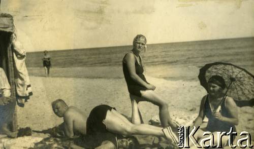 Lata 20., Pomorze, Rzeczpospolita Polska.
Na plaży. 1. z lewej Eugen Schicht.
Fot. NN, kolekcja Larysy Zajączkowskiej-Mitznerowej, zbiory Ośrodka KARTA