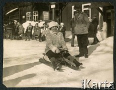 Lata 20., Rzeczpospolita Polska.
Kobieta na sankach z kierownicą.
Fot. NN, kolekcja Larysy Zajączkowskiej-Mitznerowej, zbiory Ośrodka KARTA