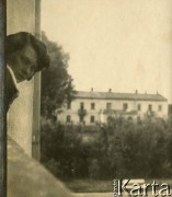 Lata 20., Rzeczpospolita Polska.
Elżbieta Zajączkowska (matka Larysy) w oknie.
Fot. NN, kolekcja Larysy Zajączkowskiej-Mitznerowej, zbiory Ośrodka KARTA