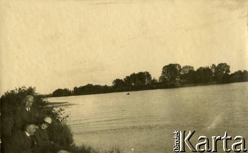 Lata 20., Rzeczpospolita Polska.
Nad jeziorem. 1. z lewej Piotr Zajączkowski (ojciec Larysy).
Fot. NN, kolekcja Larysy Zajączkowskiej-Mitznerowej, zbiory Ośrodka KARTA