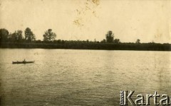 Lata 20., Rzeczpospolita Polska.
Mężczyzna pływa łódką po jeziorze.
Fot. NN, kolekcja Larysy Zajączkowskiej-Mitznerowej, zbiory Ośrodka KARTA