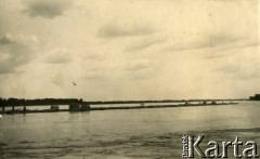 Lata 20., Rzeczpospolita Polska.
Spław drewna po jeziorze.
Fot. NN, kolekcja Larysy Zajączkowskiej-Mitznerowej, zbiory Ośrodka KARTA