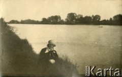 Lata 20., Rzeczpospolita Polska.
Elżbieta Zajączkowska (matka Larysy) nad brzegiem jeziora.
Fot. NN, kolekcja Larysy Zajączkowskiej-Mitznerowej, zbiory Ośrodka KARTA
