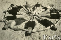 Lata 20., Pomorze, Rzeczpospolita Polska.
Grupa osób odpoczywająca na plaży. Leżąca w środku Elżbieta Zajączkowska (matka Larysy), z lewej jej mąż Piotr.
Fot. NN, kolekcja Larysy Zajączkowskiej-Mitznerowej, zbiory Ośrodka KARTA
