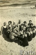 Lata 20., Pomorze, Rzeczpospolita Polska.
Grupa osób odpoczywająca na plaży. 1. z lewej z przodu Piotr Zajączkowski (ojciec Larysy), w tylnym rzędzie z lewej Eugen Schicht (przyjaciel rodziny). W środku siedzi dziecko.
Fot. NN, kolekcja Larysy Zajączkowskiej-Mitznerowej, zbiory Ośrodka KARTA