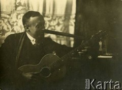 Lata 20., Łódź, Rzeczpospolita Polska.
Piotr Zajączkowski (ojciec Larysy) gra na gitarze.
Fot. NN, kolekcja Larysy Zajączkowskiej-Mitznerowej, zbiory Ośrodka KARTA