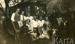 Lata 20., Rzeczpospolita Polska.
Odpoczynek w ogrodzie. 2. z lewej Eugen Schicht (przyjaciel rodziny), 5. Piotr Zajączkowski (ojciec Larysy). W głębi z lewej siedzi Agata Kamieńska z domu Michelson (ciotka Elżbiety Zajączkowskiej, matki Larysy). Z tyłu w mundurze Bronisław Korwin-Kamieński, mąż Agaty.
Fot. NN, kolekcja Larysy Zajączkowskiej-Mitznerowej, zbiory Ośrodka KARTA