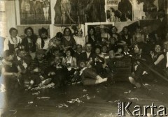 Lata 20., Rzeczpospolita Polska.
Uczestnicy przyjęcia. 2. z lewej Piotr Zajączkowski, ojciec Larysy.
Fot. NN, kolekcja Larysy Zajączkowskiej-Mitznerowej, zbiory Ośrodka KARTA

