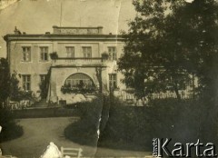 Lata 20., Rzeczpospolita Polska.
Willa należąca do przyjaciół rodziny Zajączkowskich.
Fot. NN, kolekcja Larysy Zajączkowskiej-Mitznerowej, zbiory Ośrodka KARTA