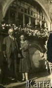 Lata 20., Rzeczpospolita Polska.
Przyjaciele rodziny Zajączkowskich przed willą.
Fot. NN, kolekcja Larysy Zajączkowskiej-Mitznerowej, zbiory Ośrodka KARTA