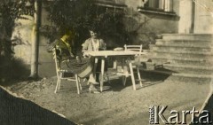 Lata 20., Rzeczpospolita Polska.
Kobiety siedzące przy stoliku przed wejściem do willi. Z prawej Agata Kamieńska z domu Michelson, ciotka Elżbiety Zajączkowskiej.
Fot. NN, kolekcja Larysy Zajączkowskiej-Mitznerowej, zbiory Ośrodka KARTA