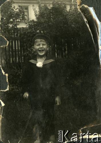 Lata 20., Rzeczpospolita Polska.
Włodzimierz Kamieński, kuzyn Larysy Zajączkowskiej, w ogrodzie.
Fot. NN, kolekcja Larysy Zajączkowskiej-Mitznerowej, zbiory Ośrodka KARTA