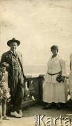 1925-1927, Francja.
Rodzina Zajączkowskich na tarasie. Od lewej: Larysa, Piotr (ojciec), babcia Larysa Michelson.
Fot. NN, kolekcja Larysy Zajączkowskiej-Mitznerowej, zbiory Ośrodka KARTA