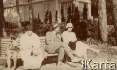 1925-1927, Francja.
Rodzina Zajączkowskich na ławce. Od lewej: Larysa,  babcia Larysa Michelson, ojciec Piotr, Gribowa.
Fot. NN, kolekcja Larysy Zajączkowskiej-Mitznerowej, zbiory Ośrodka KARTA
