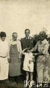 1925-1927, Francja.
Rodzina Zajączkowskich w towarzystwie znajomych. 1. z lewej babcia Larysa Michelson, 3. Piotr (ojciec Larysy). W środku Larysa.
Fot. NN, kolekcja Larysy Zajączkowskiej-Mitznerowej, zbiory Ośrodka KARTA