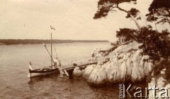 1925-1927, Francja.
Ludzie idący po pomoście, obok stoi łódka. 
Fot. NN, kolekcja Larysy Zajączkowskiej-Mitznerowej, zbiory Ośrodka KARTA