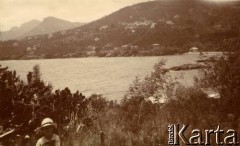 1925-1927, Francja.
Panorama nadmorskich miejscowości. Z lewej Larysa Zajączkowska. 
Fot. NN, kolekcja Larysy Zajączkowskiej-Mitznerowej, zbiory Ośrodka KARTA